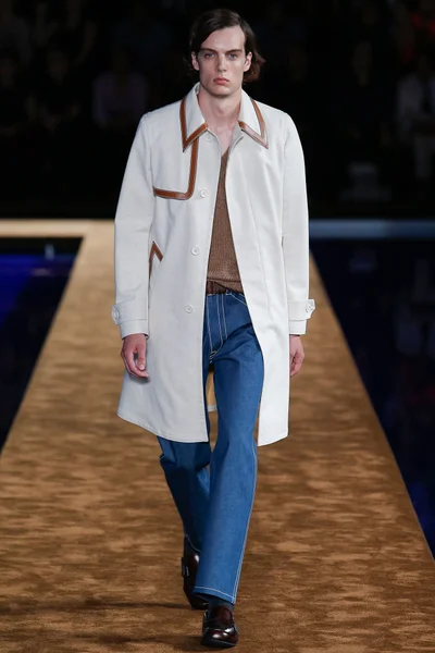 Look 16
